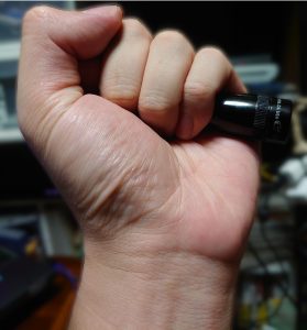 ライトを掌に乗せてそのまま握ると逆手持ちになる。