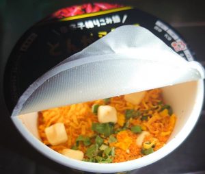 お湯を入れる前のとんがらし麺