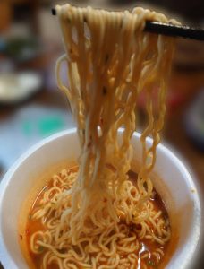 麺を持ち上げた状態